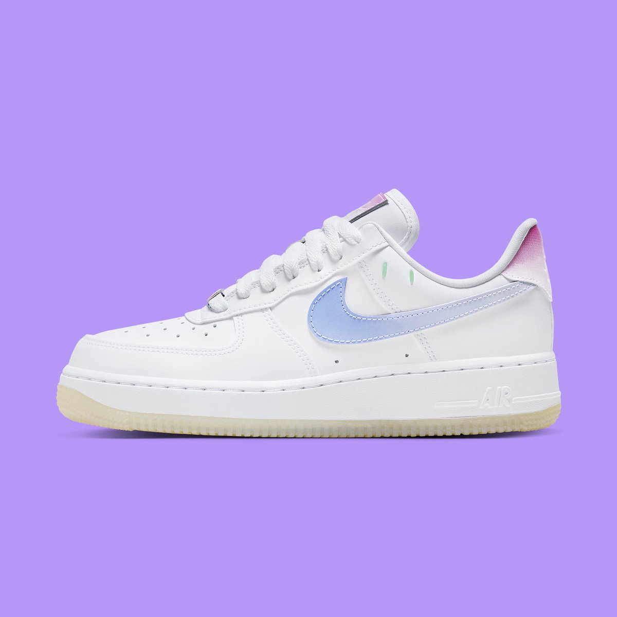 Sneakerologue's tweet photo. Images officielles d’une nouvelle Nike Air Force 1 Low “UV Reactive” ☀️ https://t.co/rzNq3acQuN
