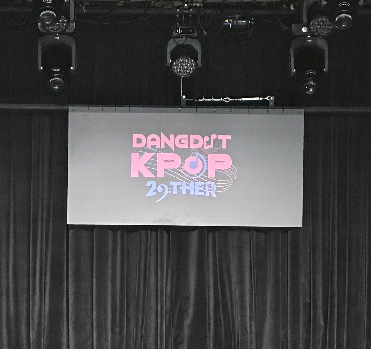 당둣후기 짧
1, 공연장 작아서 걍 가까이서 보였음
2, 셀ㅍ님 체구가 작으셔서 애들 겁나 커보임
3, 키스미...💕
4, 유뇽 첨부터 트롯의상 입고 나와서 무대를 뒤집어 놓음ㅋㅋ
5, 윤형 진행을 진짜 잘함!!센스터짐
6, 듀엣 곡 가사가 영화 비유가 많아서 가사가 너무 이쁨ㅠㅠ💛다시 듣고싶어ㅠㅠ