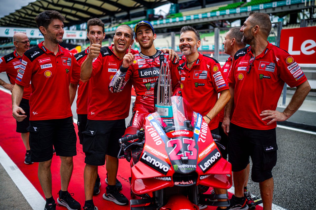 Bestia23's tweet photo. The best moment of the year! #MalaysianGP #Ducati https://t.co/LOgvNk8jWm
