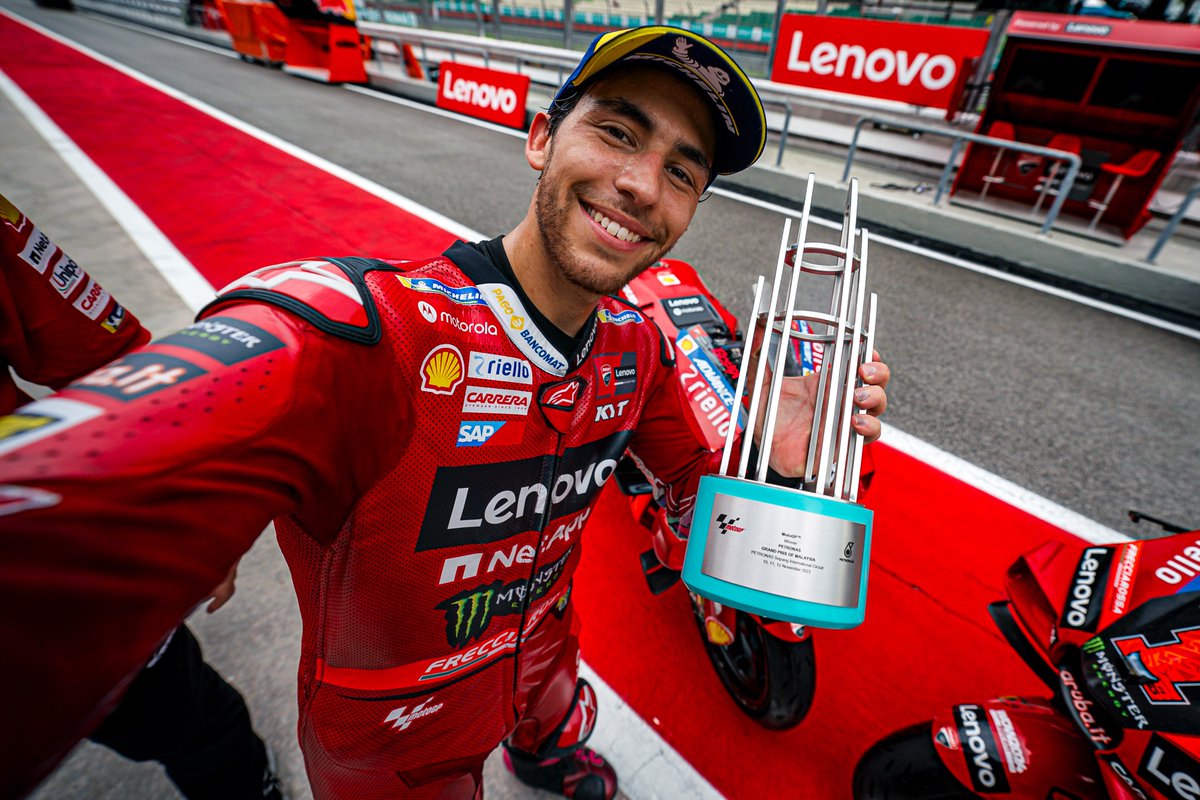 Bestia23's tweet photo. The best moment of the year! #MalaysianGP #Ducati https://t.co/LOgvNk8jWm