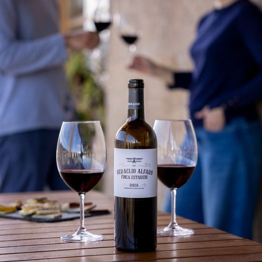 HeraclioAlfaro's tweet photo. El #graciano, variedad principal en Heraclio Alfaro #FincaEstarijo le otorga una intensa coloración, nervio y frescura.
¡Creado para el disfrute desde la primera copa!
#GrupoTerrasGauda #SomosTerrasGauda #HeraclioAlfaro #Rioja #RiojaDOCA #tempranillo #garnacha #mazuela https://t.co/CerXkHOKaU