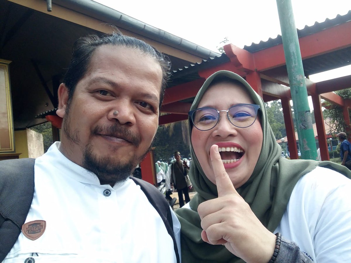 PldRoma's tweet photo. Alhamdulillah akhirnya bisa foto sm Perempuan hebat yg masuk TIMNAS AMIN. Sehat terus ya bu. Salam dari kader PKB Kab Bogor. 💪💪💪💪💪. @DPP_PKB 
@ninikwafiroh 
@cakimiNOW 
@BagusMuhaiminS1 
@dpwpkbjabar https://t.co/OMFhLHs9dL
