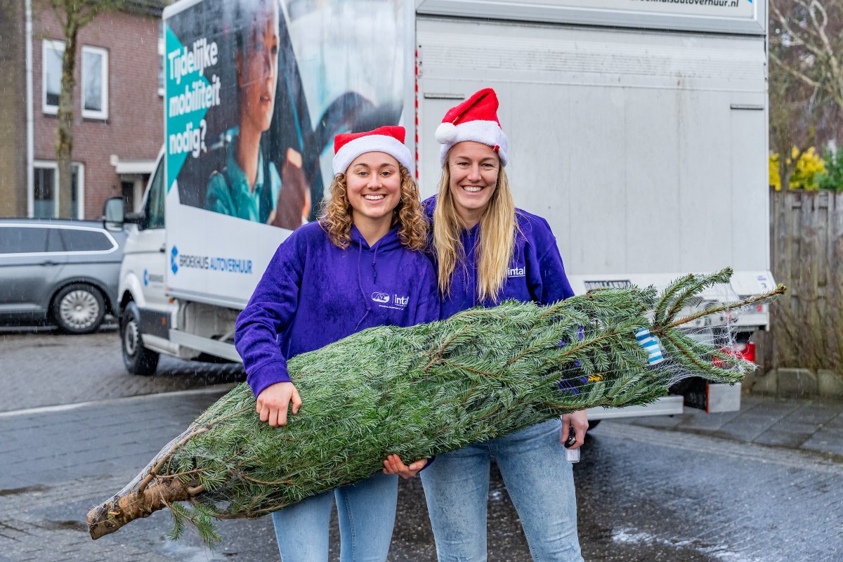AZAlkmaar's tweet photo. 🎅 𝗖𝗵𝗿𝗶𝘀𝘁𝗺𝗮𝘀 𝗜𝘀 𝗙𝗼𝗿 𝗘𝘃𝗲𝗿𝘆𝗼𝗻𝗲
🎄 De AZ Vrouwen en AZ-legendes gingen op pad met kerstbomen om fans te verrassen.
#AZ #AZVrouwen #Intal https://t.co/le9GphKG7J