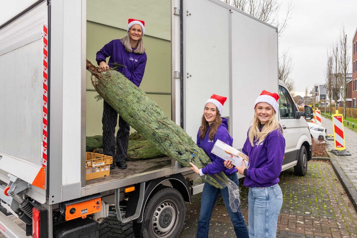 AZAlkmaar's tweet photo. 🎅 𝗖𝗵𝗿𝗶𝘀𝘁𝗺𝗮𝘀 𝗜𝘀 𝗙𝗼𝗿 𝗘𝘃𝗲𝗿𝘆𝗼𝗻𝗲
🎄 De AZ Vrouwen en AZ-legendes gingen op pad met kerstbomen om fans te verrassen.
#AZ #AZVrouwen #Intal https://t.co/le9GphKG7J