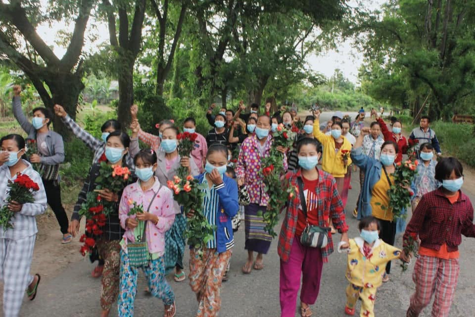 ElinaCHO8's tweet photo. The determined local civilians from Arr Mann Thit strike committee have continued a mass protest against #MyanmarMilitary, to commemorate the fallen heroes of #MyanmarSpringRevolution, in #YinMarBin, #Sagaing region. #WarCrimesOfJunta #2023Dec7Coup #WhatsHappeningInMyanmar https://t.co/ZKTNKmMPTF