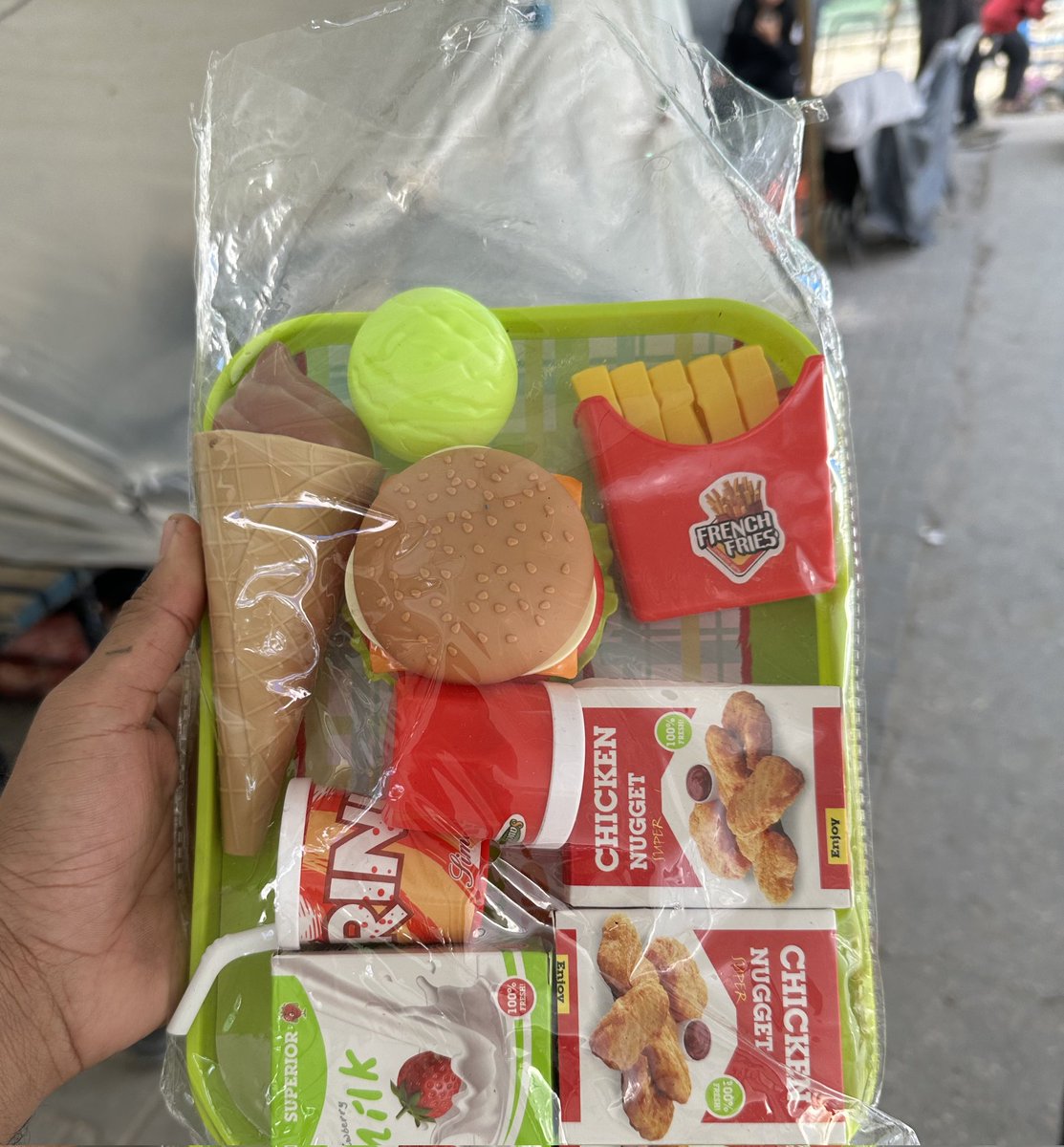 كل ما تحس أنك شفت أقصى درجات الوساخة والخسة والوضاعة تأكد إنه لسة ما شفت شيء 

المنظمات الأوروبية باعتة للأطفال في غزة أكل لـــعبة .

متخيل؟ يارب .