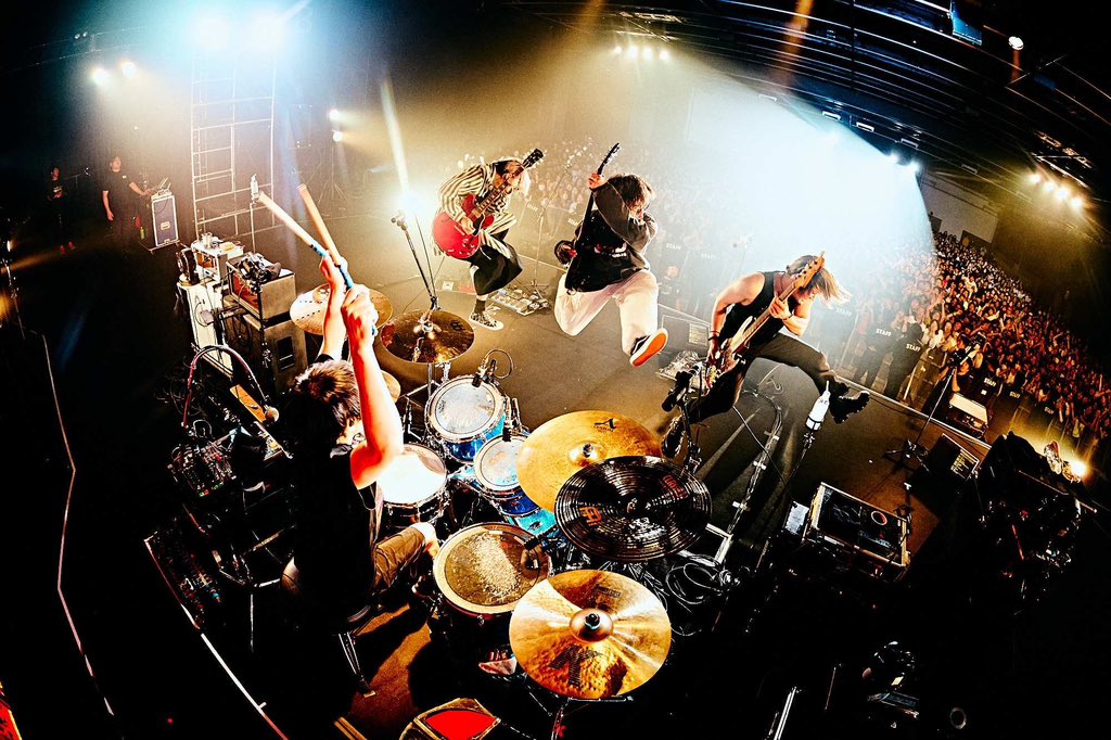 BLUEN_official's tweet photo. 【熊本ライブ終了！】

『BLUE ENCOUNT 2MAN TOUR2023
ASSEMBLE A NEW AGE』
@ 熊本城ホール・展示ホール

w / ELLEGARDEN

ツアーファイナル
本当に最高の景色をありがとうございました🔥🔥

また熊本帰ってきます！！！

📸@hamanokazushi https://t.co/lZ7LanpWRX