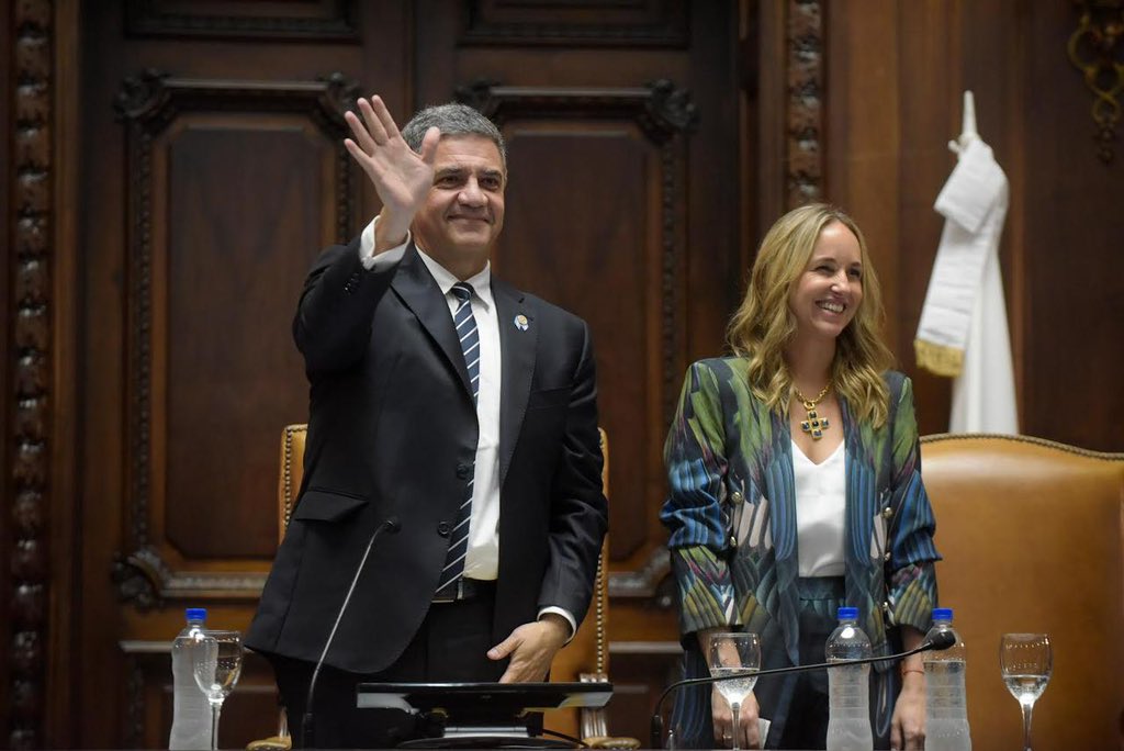 jorgemacri's tweet photo. Hoy comenzamos una nueva etapa en la Ciudad con la responsabilidad de defender las transformaciones que ya logramos. 
Estoy convencido de que la gestión no vive de los éxitos del pasado y entiendo que las soluciones que funcionaron antes quizás ya no dan el mismo resultado. Vayamos por más.

Quiero que recorramos juntos el camino de las soluciones que le simplifiquen y mejoren la vida de cada porteño. Ese es el desafío que vengo a proponerles y estoy preparado para afrontarlo, porque tengo la firmeza y la experiencia que este momento difícil requiere.

Estoy hoy acá, asumiendo este enorme compromiso para trabajar en conjunto, para superar los desencuentros y construir una Ciudad que nos permita crecer, desarrollarnos y soñar.