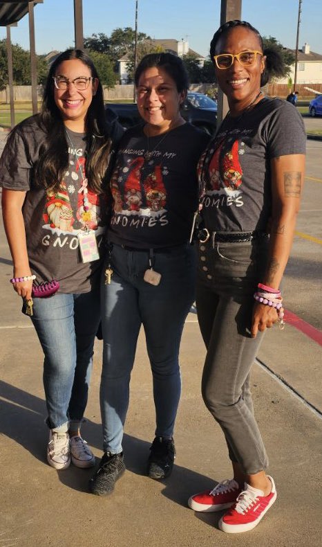 Love having spirit days with my work twinnies💜🖤🐾 <a href="/MDJH_Panthers/">McDonald Junior High School</a>