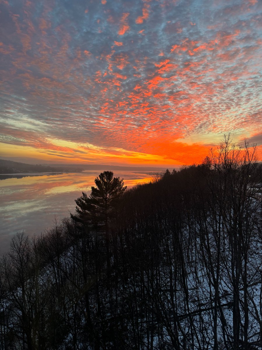 🌅 Rise and shine 🌞 College of Engineering Dean, @Audra_CEEMTU, captured the amazing sunrise today. 📸✨ Let the vibrant colors kickstart your day with positivity and energy! #SunriseMagic #NewDayNewOpportunities #morningcapture #mtuscenes #coppercountry #keweenawpeninsula 🌇🔍