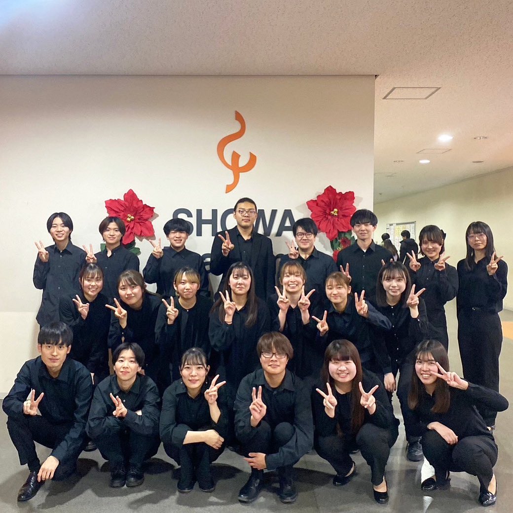 showa_trombone_'s tweet photo. 🌃皆様こんばんは🌃
昭和トロンボーンアンサンブルです！
定期演奏会に向けた練習の様子をこちらのアカウントからたっぷりとお届けいたします💌 

本日は練習の合間に集合写真を撮影しました！
ついに大編成の練習も始まり、3月の定期演奏会に向けてより一層気が引き締まっております💪 https://t.co/l3GYTmmqE6
