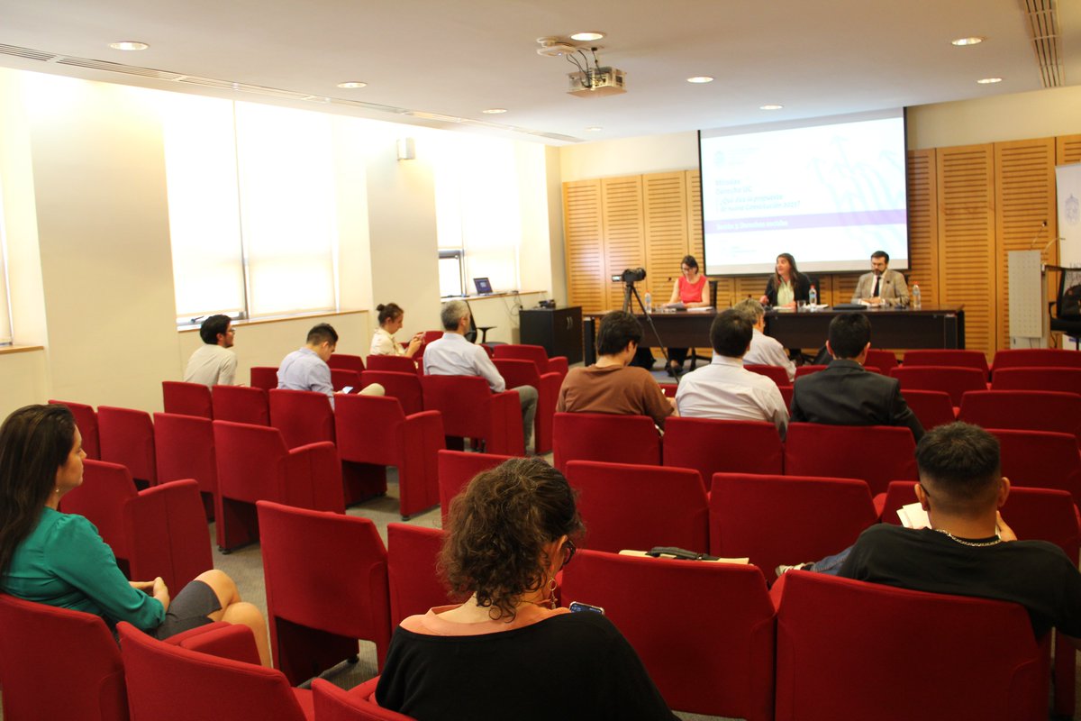 ForoConst_UC's tweet photo. 📌 #Noticia | Profesores Cecilia Rosales y Gonzalo Candia reflexionaron sobre el catálogo de derechos sociales en la propuesta de nueva #constitución

Analizaron las novedades y proyectaron los desafíos de su futura implementación.

Más información 👉 https://t.co/yPNogCUZvq https://t.co/9ZhPXiI4J5