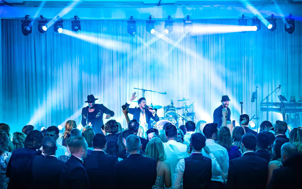 ReveriesEvents's tweet photo. 1/3 - Great to be back @GrandBrighton for the annual Snowman Ball hosted by @AllisonFerns1 which raised almost £150k for @ChestnutSussex ❤️

Thanks so much to @ChestnutSussex for trusting in us and to the Reveries team for all their hard work. https://t.co/dCgntztV99