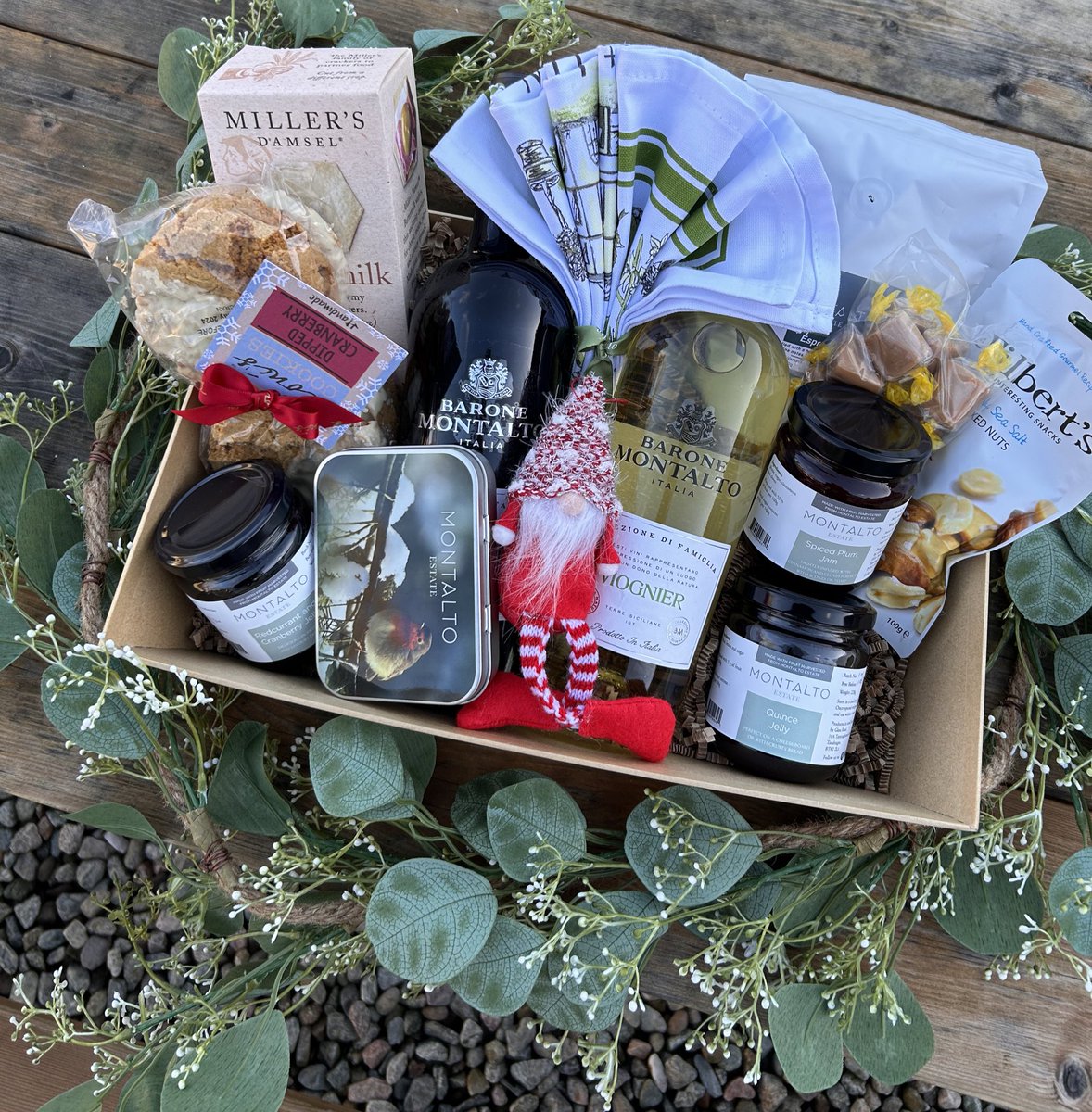 Order your Christmas Desserts &amp; Hampers from Montalto Estate 🎁

We have a wonderful selection of tasty desserts and luxurious hampers to choose from. 

Please call 02897566100 to order today! 

#exploremontalto