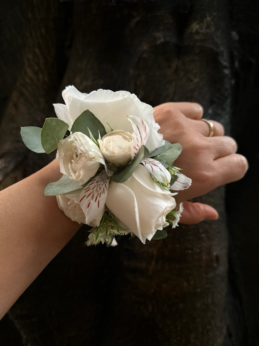 EntrefloresSi's tweet photo. 👰🏻El Corsage de Juana👰🏻… Mix de flores Blancas🌿… Feliz Boda💕!…
#entrefloressi #FLOWER #Flowers https://t.co/XKoZDRQd9p