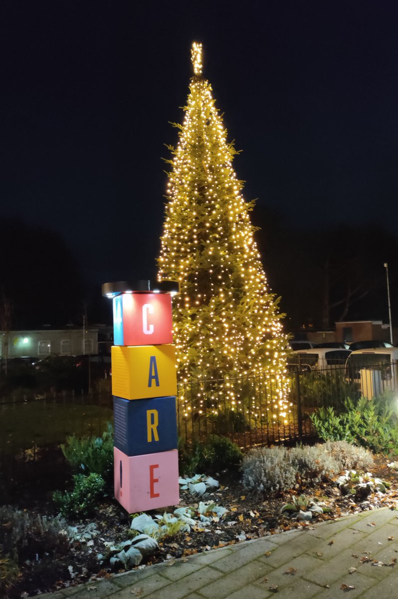 PIPPAaM's tweet photo. A dark evening in the office @stchCARE is cheered by this wonderful sight. It's always bright and cheerful inside too! #SE26 https://t.co/HsLqTwkZfH