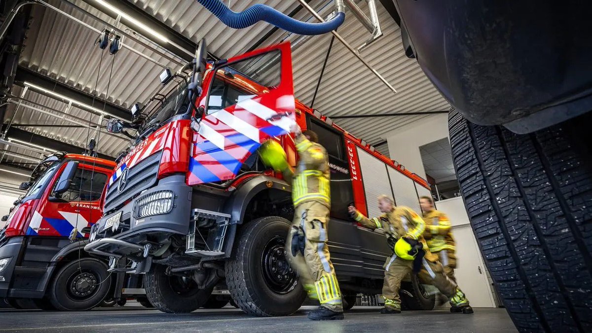 👏❤️‍ 𝗔𝗹𝗹𝗲 𝗯𝗿𝗮𝗻𝗱𝘄𝗲𝗲𝗿𝘃𝗿𝗶𝗷𝘄𝗶𝗹𝗹𝗶𝗴𝗲𝗿𝘀 𝗯𝗲𝗱𝗮𝗻𝗸𝘁  
Wist je dat meer dan 80% van alle brandweermensen in Nederland vrijwilliger is?  Vandaag willen we hen bedanken voor hun onmisbare inzet! #Brandweer #Vrijwilligers #DagvandeVrijwilliger