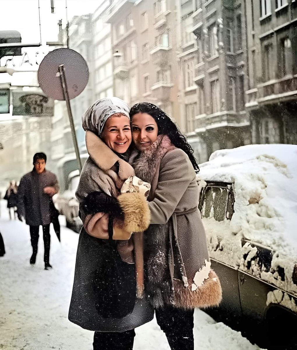 Ayla Algan ve Selda Alkor'un kış hatırası. Nişantaşı-Rumeli Caddesi 📅~1980 li yıllar.