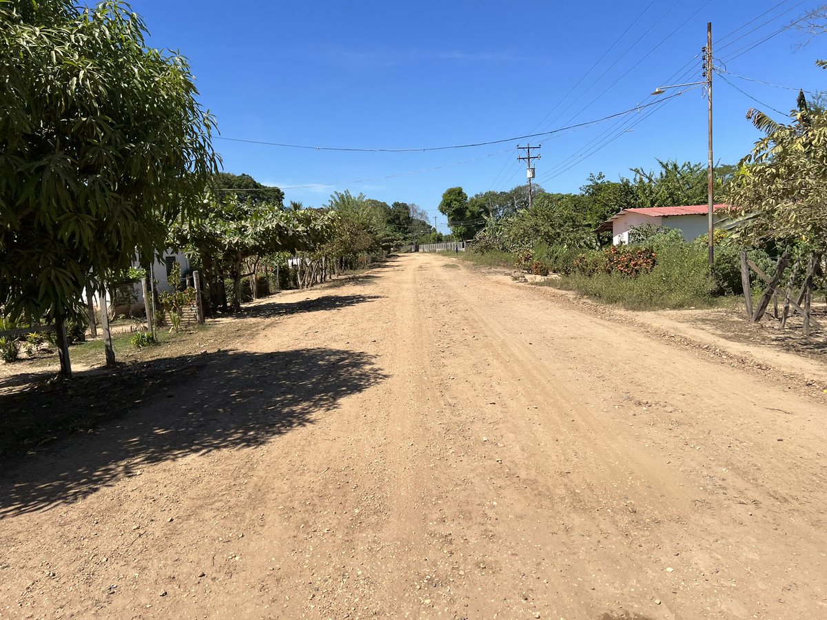 DanielNPSUV's tweet photo. Gracias a Dios, y al gobierno bolivariano que dirige nuestro Pdte @NicolasMaduro y el gobernador @eduardopiate2 se  rehabilitó el terraplén de la comunidad mago II, fueron más de 7km 
  
Vamos por más 💪💪💪 https://t.co/fVEtV01vqL