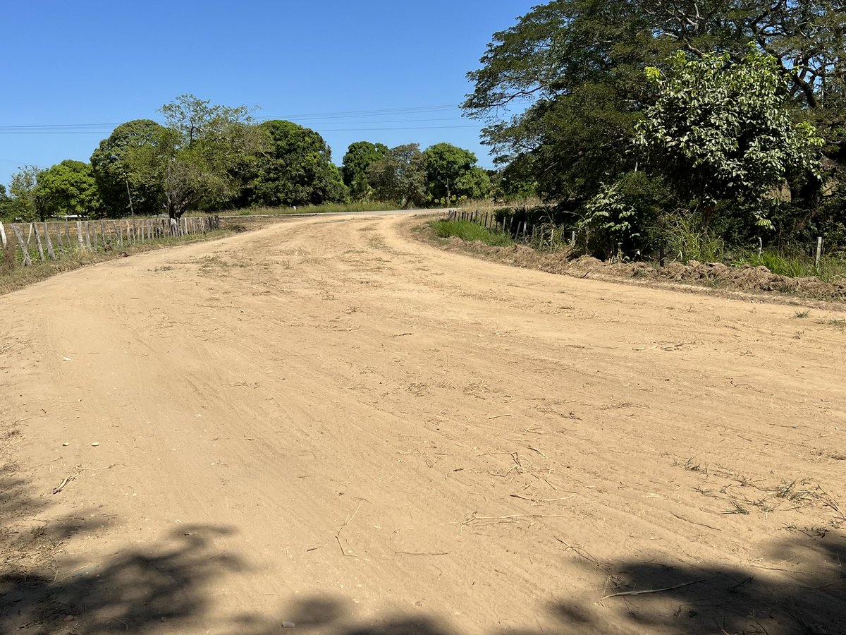 DanielNPSUV's tweet photo. Gracias a Dios, y al gobierno bolivariano que dirige nuestro Pdte @NicolasMaduro y el gobernador @eduardopiate2 se  rehabilitó el terraplén de la comunidad mago II, fueron más de 7km 
  
Vamos por más 💪💪💪 https://t.co/fVEtV01vqL