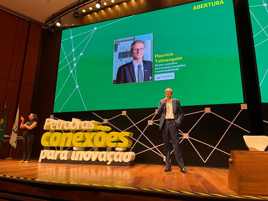 Tolmasquim's tweet photo. Viva os 60 anos do #Cenpes !!! O Centro de Pesquisas da #Petrobas é o maior da América Latina. Ele teve participação central na viabilização do pré-sal e agora será crucial para o desenvolvimento das tecnologias voltadas para a transição energética. https://t.co/4l2IqZlp0W