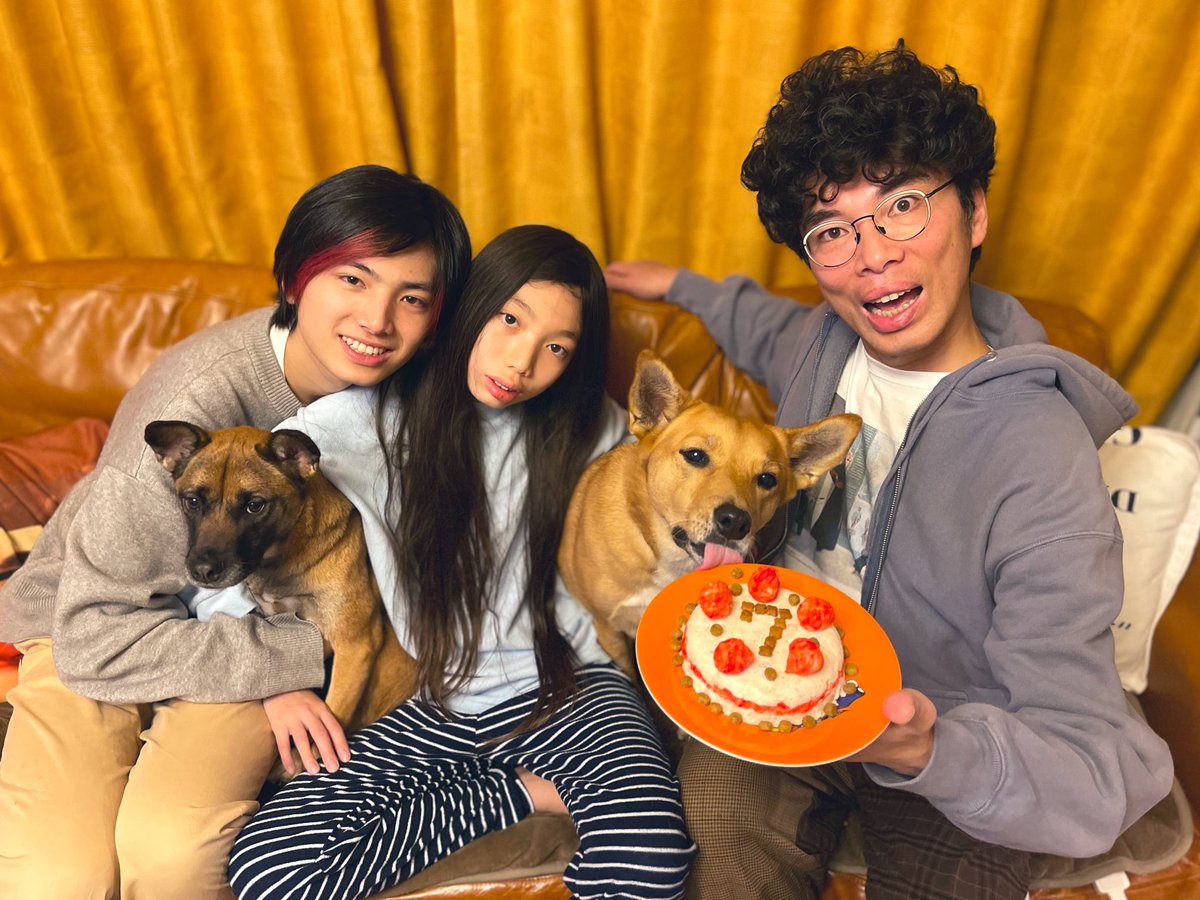 ちゃこちゃん（写真右）今日で7歳。 今年も手作り鶏むね肉ケーキで