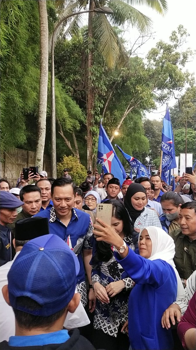 firdaus_julham's tweet photo. Selamat datang Ketua umum Partai Demokrat di kota Tangerang Selatan Alhamdulillah saya beserta jajaran DPC dan warga Tangsel bahagia menyambut kedatangan hari ini di acara ngopi bareng Bang AHY @AgusYudhoyono @Andiarief__ @OssyDermawan @renandabachtar @via_jayabaya1 @BakomstraPD https://t.co/MNOKbUJfCc