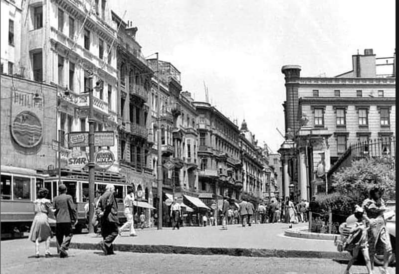 Paris, Viyana falan değil İstanbul İstiklal caddesi Galatasaray Lisesi önü.