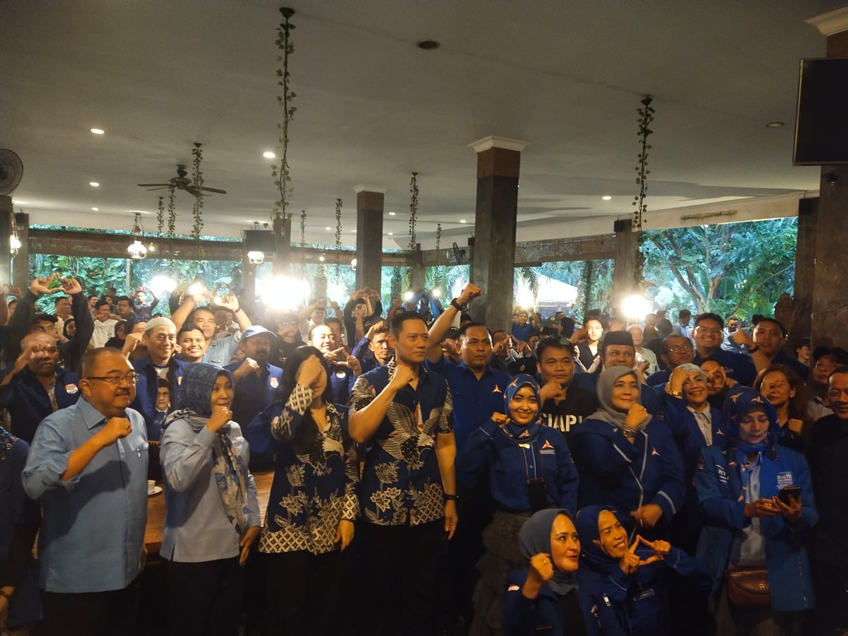 firdaus_julham's tweet photo. Alhamdulillah saya sore ini gembira bisa menyambut KETUM AHY beserta istri di acara ngopi bareng AHY di TANGSEL tntu menjadi nilai penting untuk menambah semngat iktiar Demokrat TANGSEL meraih juara 2024 terima kasih KETUM @AgusYudhoyono @Andiarief__ @OssyDermawan @BakomstraKota https://t.co/NxBKoVrus5