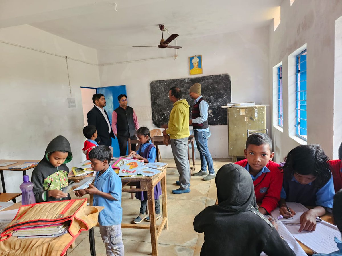 कलेक्टर अवनीश शरण के निर्देश पर एसडीएम डॉ. सुभाष सिंह राज, अतिरिक्त तहसीलदार शशिभूषण सोनी ने दर्जनों आंगनबाड़ी, स्कूल, अस्पताल और धान खरीदी केंद्रों का आकस्मिक निरीक्षण किया। इन्हें और बेहतर संचालन के निर्देश दिए।
<a href="/AwanishSharan/">Awanish Sharan 🇮🇳</a> 

#Bilaspurnews
#bsp 
#collector
