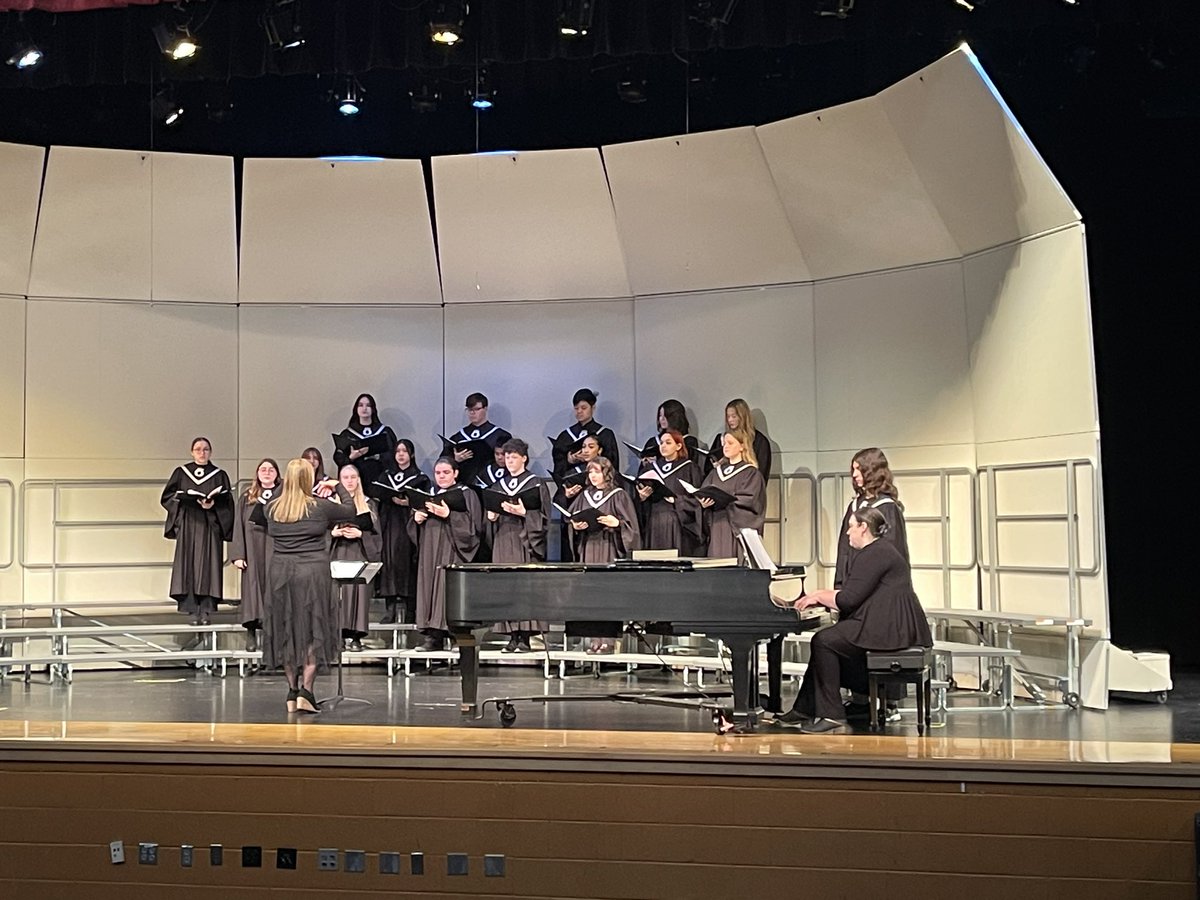 Oakdale High School is opening us up at the @FCPSMaryland High School Choral Adjudications. Bravo to @MusicalMrsGfcps and her students for a beautiful performance! #FCPSVanguard @FCPS_SVPA