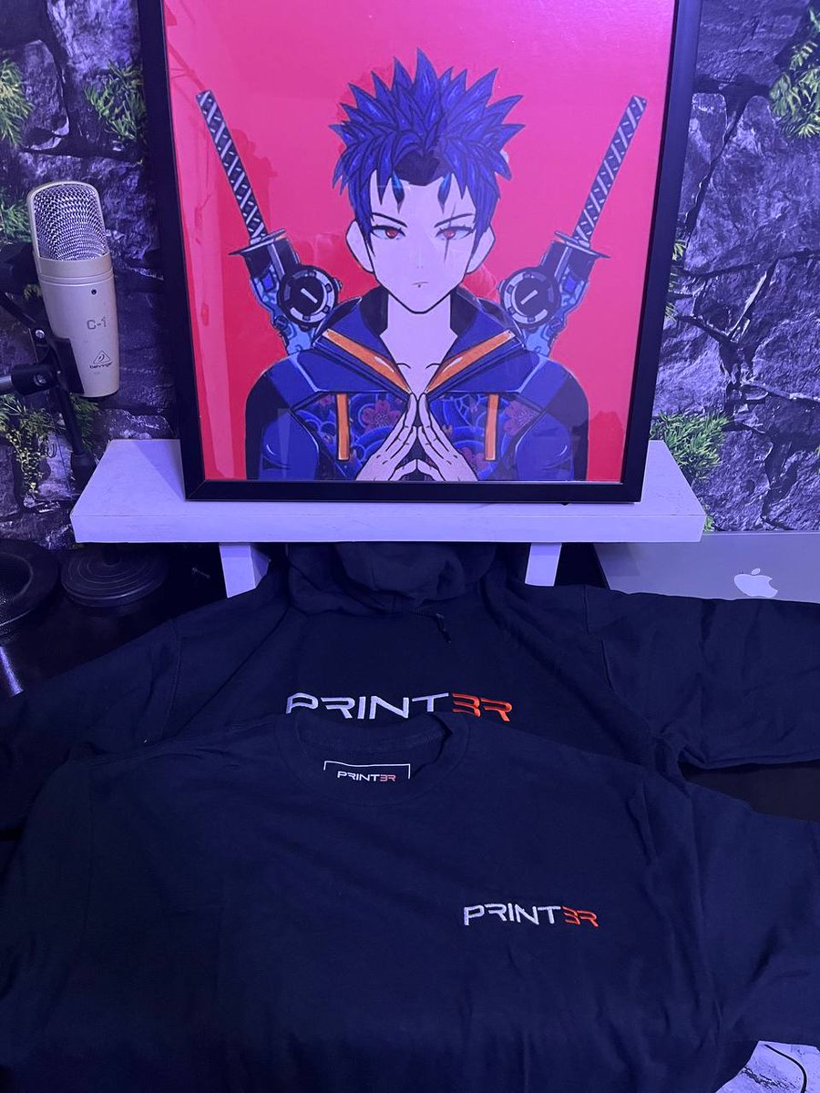Ola_Crrypt's tweet photo. Guess what just arrived 😀😀

I got my merchandise from @PRINT3Rxyz 

Hoodie &amp; T-Shirts ❤️

Here's a picture of me, tell me how I look 😀😀❤️ https://t.co/rbD1sIyHA3