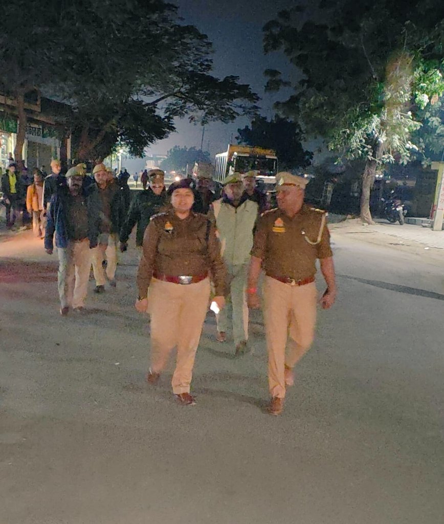 BadagaonPolice's tweet photo. ansiPolice 
 #SSPJhansi के निर्देशन में शांति एवं सुरक्षा व्यवस्था के दृष्टिगत 
थाना बड़ागांव क्षेत्रान्तर्गत श्रीमान क्षेत्राधिकारी महोदया सदर एवं थाना बड़ागांव पुलिस द्वारा #FootPettroling किया गया। आम नागरिकों से वार्ता की गयी एवं उन्हें सुरक्षा का भरोसा दिलाया। https://t.co/d7PFR35Tqj