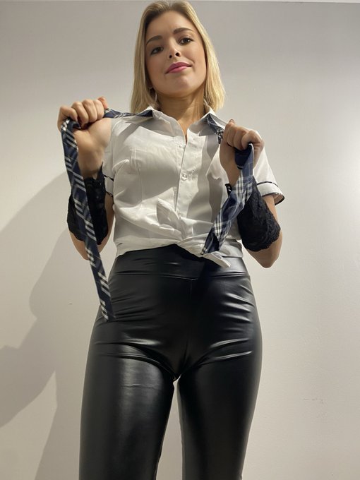 J'ai envie de b&acirc;illonner quelqu'un avec ma cravate, RT si tu veux voir comment je fais ! https://t.c<a href="/tag/leggings"class="tags"><span>#leggings</span></a><a href="/tag/cameltoe"class="tags"><span>#cameltoe</span></a>