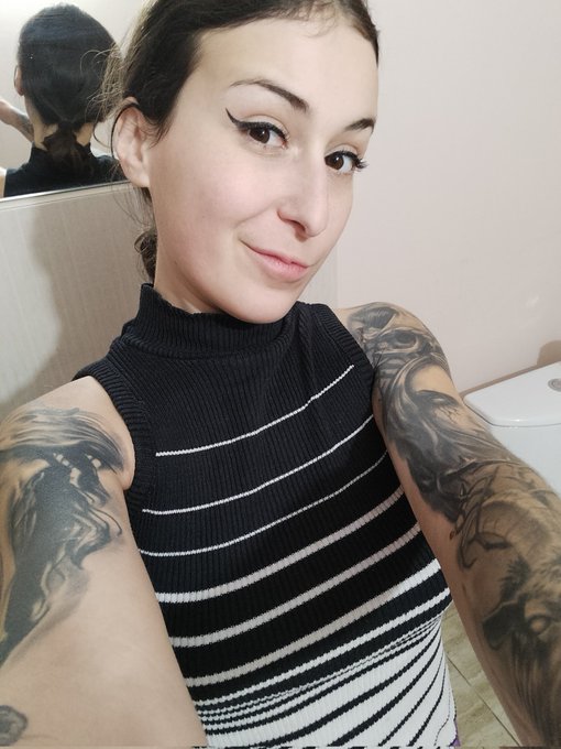 Bonne journ&eacute;e mes loulous 😘 https://t.co/pRwmzUvKRp<a href="/tag/gameon"class="tags"><span>#gameon</span></a><a href="/tag/gamergirl"class="tags"><span>#gamergirl</span></a><a href="/tag/gaming"class="tags"><span>#gaming</span></a><a href="/tag/egirl"class="tags"><span>#egirl</span></a><a href="/tag/egirlstyle"class="tags"><span>#egirlstyle</span></a>