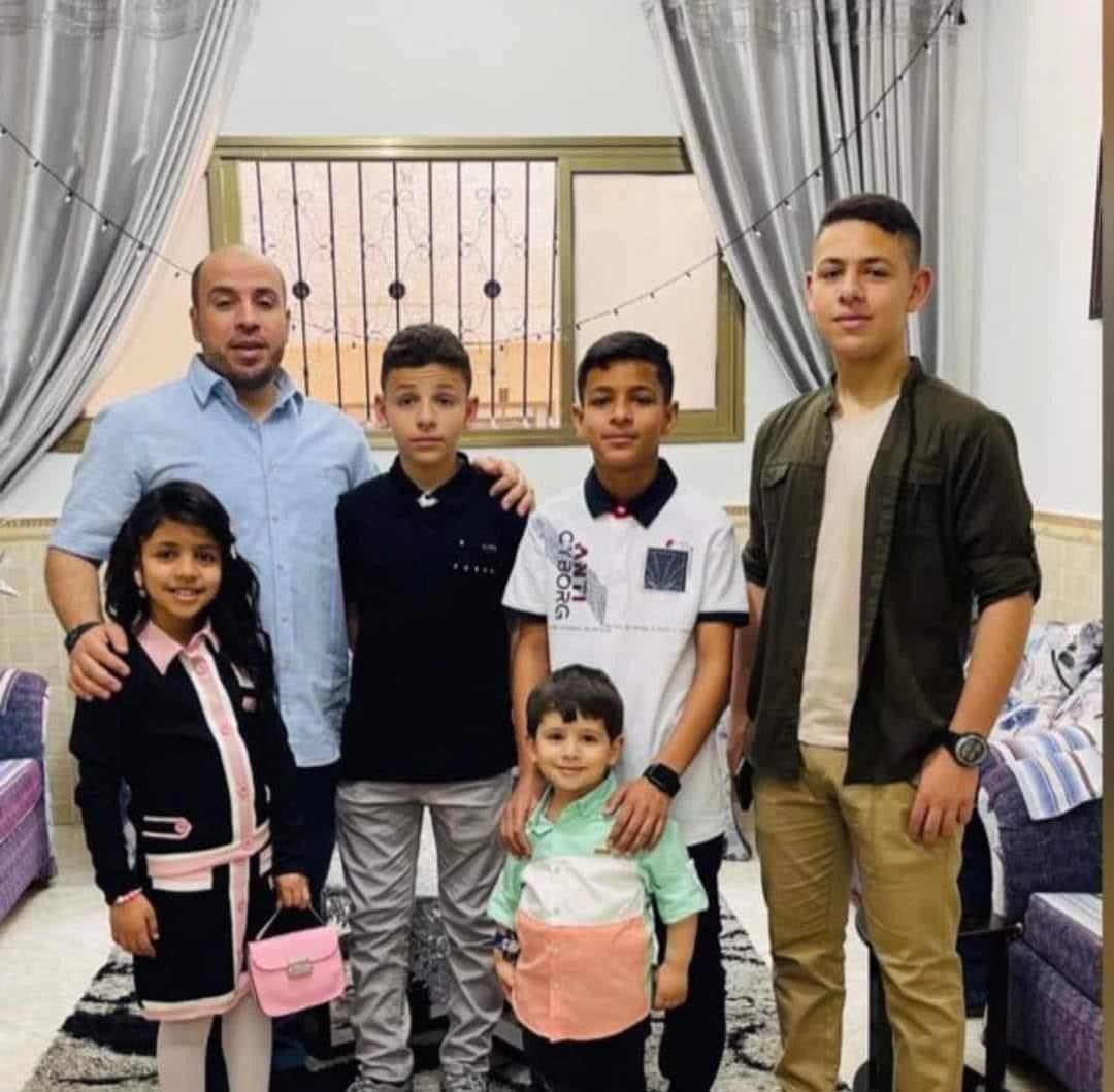 ARezeg's tweet photo. في إحدى حارات مخيم خانيونس قبل 15 عامًا أو أكثر قليلًا قال العم أبو خليل بارود أن زوجته تبحث عن عروس لابنه شادي، وأنه ينوي تزويجه فرحًا في حصول ابنه المهندس الجديد على وظيفة مرموقة في مدارس الأمم المتحدة،

للعلم، كان هناك سببًا أهم من وجهة نظره لتزويجه، أن شادي قد "يتعقل" ولا يترك البيت كل ليلة ليذهب نحو نقاط الرباط ومواقع المقاومة فلعل "العروس" تقنعه بذلك،

يظن الناس أن أهلينا مع كل هذه التضحيات أقل حرصًا منهم على فلذات أكبادهم، العكس تماما، لو كنتم رأيتم حجم الخوف والقلق في عيني العم أبو خليل على شادي، ولكنها فلسطين والقضية والمشروع التحرري،

ولكن شادي، أو أبو ��نس، لم تقنعه الزوجة الحسناء ولا الوظيفة المرموقة، فأصبح الرجل حديث مدينة خانيونس كلها يوم أن ذهب يحث الخطى ليتقدم باستقالته من وظيفته المرموقة ليتفرغ أكثر نحو مشروعه ضمن القسام، بعدما أشيع أنه تم ترقيته إلى مركز رفيع في أحد ألوية الكتائب،

قال له المدير "أنت بعقلك ولا مجنون يا شادي" رد عليه: بالطبع بكامل قواي العقلية وأعلم أن هذه الوظيفة يطمح بالحصول عليها عشرات الآلاف، لكن هذا قراري ولا رجعة عنه، رد المدير: لو صليت استخارة على الأقل، قال: فعلت...!

كان شادي أحد أهم رفقاء عمر أبو عكر، الذي تحدثت عنه أمس، وكانت "شلّة" شباب مسجد الشافعي، الذي للمفارقة بنا سوره يحيى السنوار بيديه (ولها قصة طويلة نرويها لاحقا)، أحد أهم معاقل القسام في قطاع غزة، وفي نفس المخيم كانت إحدى مجموعات القسام الأولى التي شكلت صداعًا مزمنًا للاحتلال عبر ياسر النمروطي وجميل وادي وهشام عامر ومحمد ضيف وحسن سلامة وغيرهم،

وصل شادي، أستاذ مادة تكنولوجيا الحاسوب، إلى مواقع متقدمة في القسام، ويبدو أنه كان أحد أهم العقول التي قادت العبور الكبير في السابع من أكتوبر، وحقق بذلك طموحًا شخصيا بالنسبة له بكسر شوكة إسرائيل، فهزم إسرائيل بالقضاء على فرقة غزة وكتب شبابه له وللغندور "أبو أنس مر من هنا"، 

أراد الجبناء هزيمته بقتل زوجته وأبنائه، فلحقهما شهيدا مقبلا بعد أيام، ليرزقه الله بالحسنيين كليهما، النصر والشهادة…!