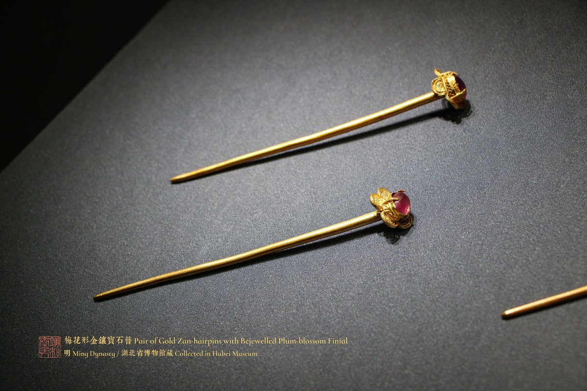 SeanTBM100's tweet photo. #MingKings
Pair of gold Zan-hairpins with bejewelled plum-blossom finial
Pair of gold Zan-hairpins with plum-blossom finial
Ming Dynasty
Collected in Hubei Museum
梅花形金镶宝石簪、梅花形金簪(各一对)/明/湖北省博物馆藏 https://t.co/oZEvZVrPeG