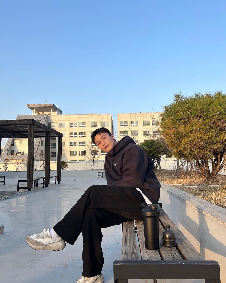 scene4soop's tweet photo. 아니 허남준 진짜 이러고 학교에서 연습하다가 동기/후배들이랑 나누미 떡볶이 가서 떡볶이 먹고 커피 마시고 대학로 산책하다가 또 밤 연습 갔을 거 같음. (성대도 공연 연습 하나 모르겠지만 아무튼간 공연 아니면 영화겠지) https://t.co/0SF7CR2AQk
