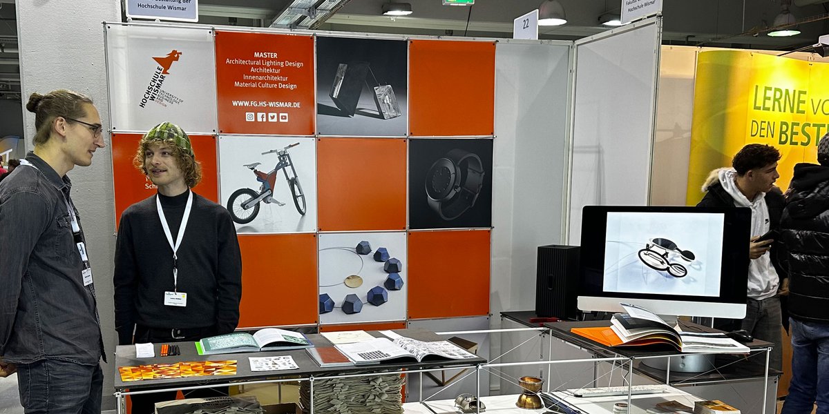 Heute in #Berlin – Die Fakultät Gestaltung #fgwismar ist heute, Do., 7.12.2023, auf der Schülermesse Traumberuf #Technik #Medien im Station, Luckenwalder Straße 4-6, Stand 21. Unser Messeteam: Prof. Christoph-Adrian Macher, Prof. Ulrike Rahe, Lasse Köhler, Mathis Schreier.
