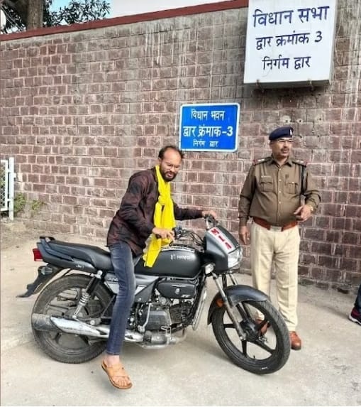 The lone non-BJP, non-Congress candidate that won in #MadhyaPradeshElections2023.

33 years old Kamleshwar Dahriya who won on BAP (Bharat Adivasi Party) ticket from Sailana, Ratlam with a margin of 4000 plus votes. He reached Bhopal today on his two wheeler with a MLA sticker…