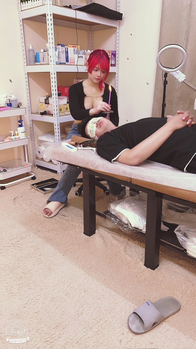 客人采耳舒服的睡著了
照片裡是耳燭的部分～

采耳除了清潔耳道基礎保養外
采耳師會利用各式各樣的特製毛類工具輔助按摩平常無法自己觸碰的穴位耳道達到「顱內高潮」
對「提示升睡眠品質」及「舒緩壓力」有很大的幫助

要預約直接私訊即可～～～～ https://t.co/sOei3rSY1g