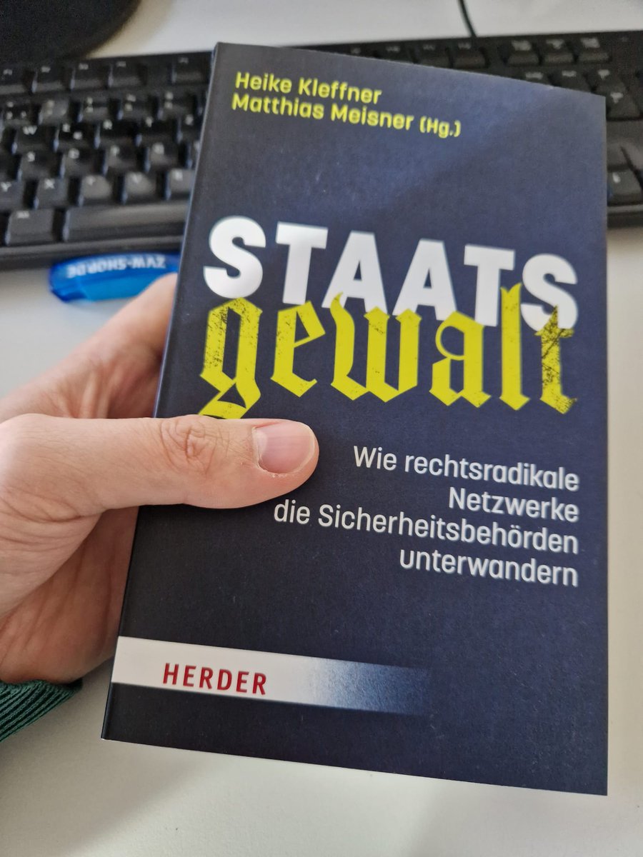 Es ist irre, zum zweiten Mal ein Buch in den Händen zu halten, an dem ich mitgewirkt habe. Vielen Dank an @HeikeKleffner und @MatthiasMeisner für die Möglichkeit und dem @herder_verlag für die angenehme Zusammenarbeit. #Staatsgewalt Mein Beitrag: zvw.de/rems-murr-krei…