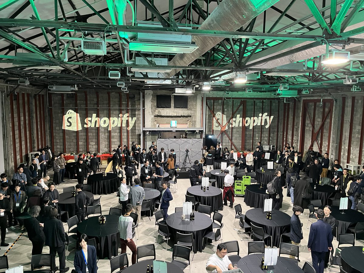 benzookapi's tweet photo. #shopifyconnect Party time! 🍾🍻 https://t.co/Xntvksb7UY