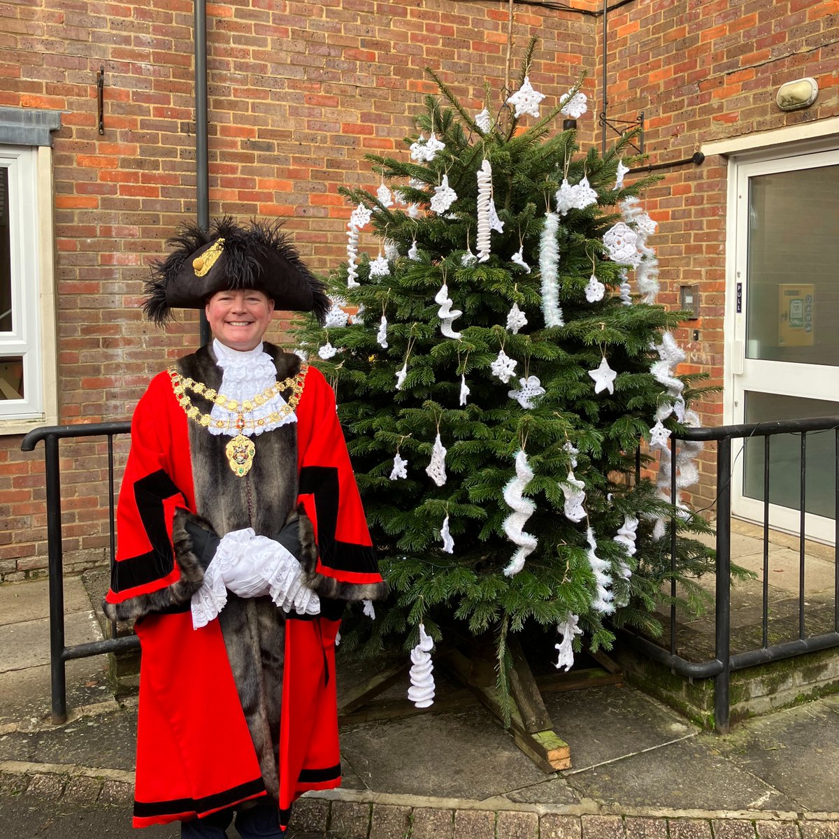 A big shoutout to the #Aylesbury Yarn Bombing group for their incredible work on the Town Hall tree! ❄️🧶 Thank you for knitting and crocheting these beautiful snowflakes and spinners!  🌲