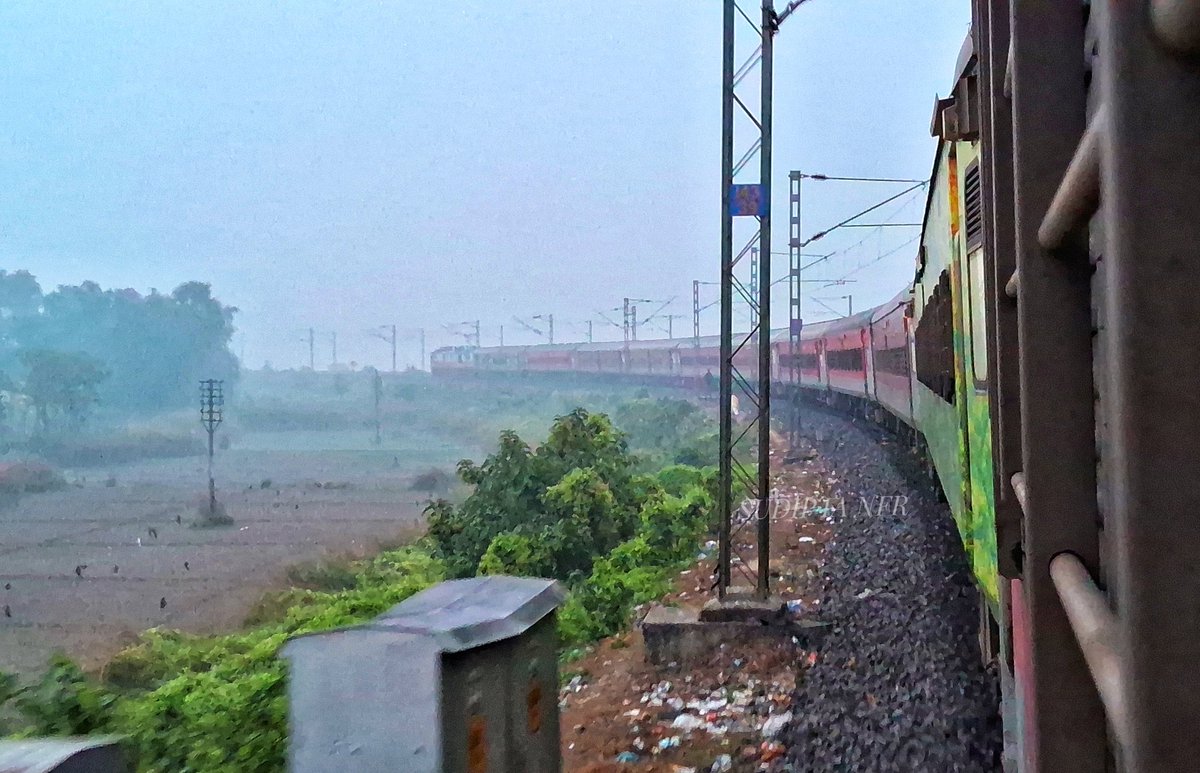 RailFanatic's tweet photo. Winter #vibes
In- Frame :- 12343 Darjeeling Mail Curving in foggy morning towards its destination
๐ธ @SUDIPTA199711 #RFI #RFOI #Winter
@RailMinIndia @EasternRailway @RailNf @drm_kir https://t.co/Yinggxq3LC