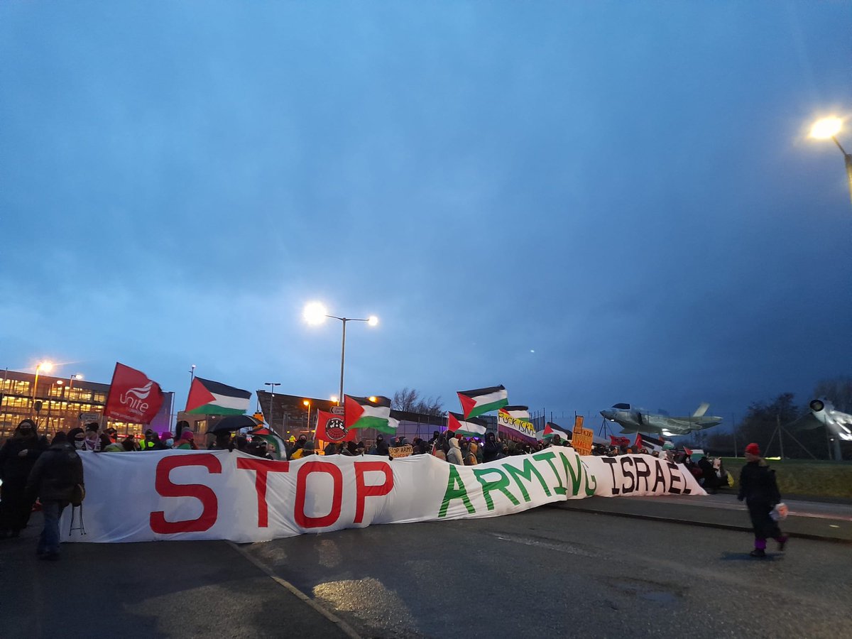 socialistworker's tweet photo. Hundreds of workers join blockade against BAE Systems in Salmesbury which produces arms sent to Israel 🚩
#StopArmingIsrael https://t.co/nIrdsqHnhW