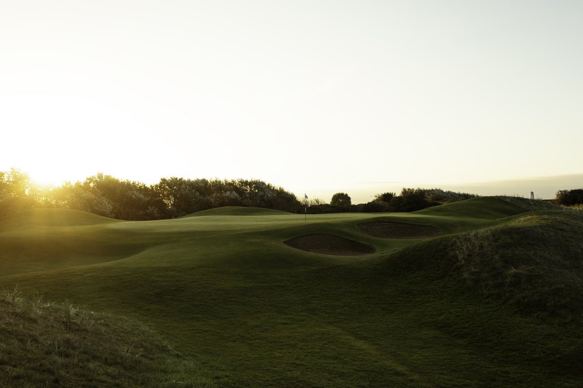 BurnhamBerrow's tweet photo. As the weather is utterly miserable today we figured we’d brighten up your day with a beautiful panoramic image of the majestic Majuba (17th hole) at sunrise.🌅

#beautifulgolfholes #par3 #golfcoursearchitecture #golfcoursesunrise #top100golfcourses #linksgolfcourse https://t.co/k9oJgJ19KV