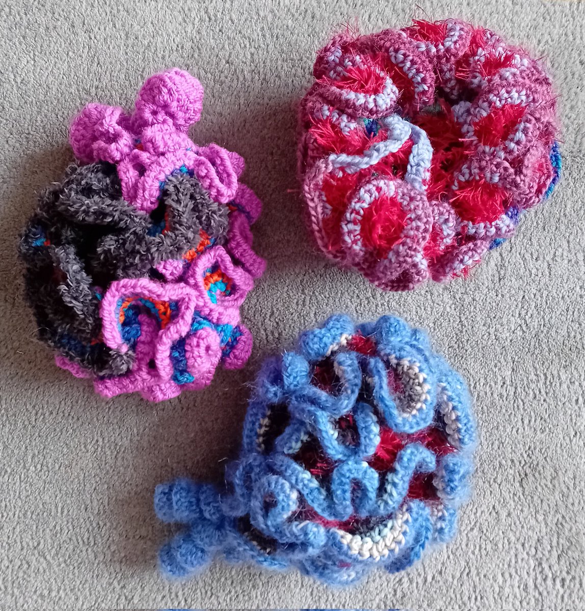 Helenintgarden's tweet image. #ThreeThingsThursday #gratitude
1) I've now completed 3 #crochet #dementia fiddle toys 🧶
2) kale crisps from the air fryer are amazing 💚
3) our triple glazing kept us much warmer in the cold weather❄️
4) I saw a bonkers giant Christmas fairy🧚‍♀️