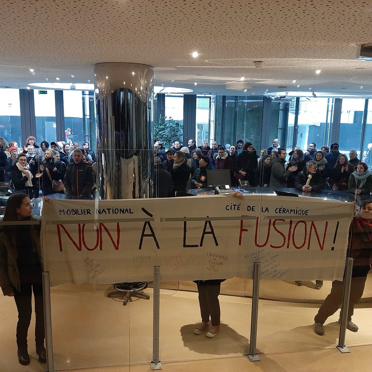 <a href="/UFSE_CGT/">UFSE-CGT</a> <a href="/cgt_spectacle/">CGT SPECTACLE</a> #culture #cgt CSA Ministériel : plus de 150 agent.es des métiers d'art de Sèvres et du Mobilier national au ministère : contre la fusion et pour des concours à la hauteur des besoins ! La ministre va-t-elle leur répondre ?