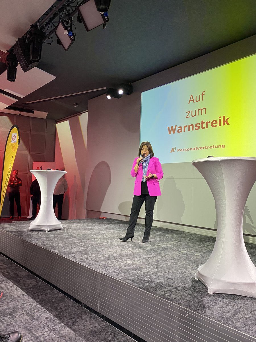 gpf_at's tweet photo. Die Präsidentin der @Arbeiterkammer @renate_anderl erklärt sich in ihrer Ansprache solidarisch mit den Streikenden. Danke für deine starke Stimme für die Arbeitnehmer:innen in diesem Land! https://t.co/ZBx4zZA6dI